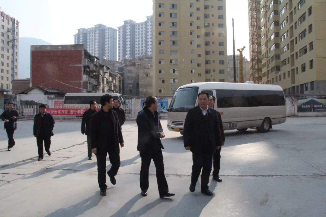 隴南市委常委、常務(wù)副市長(zhǎng)張慶宏、副市長(zhǎng)徐世林、市人大副主任陳榮等一行深入隴運(yùn)集團(tuán)公司武都汽車站開展春節(jié)前走訪慰問(wèn)活動(dòng)