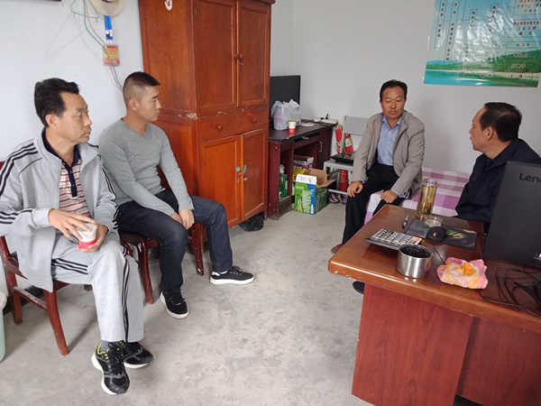 隴運(yùn)集團(tuán)公司黨委書(shū)記、董事長(zhǎng)李寅祥同志深入琵琶鎮(zhèn)寧強(qiáng)村開(kāi)展幫扶工作