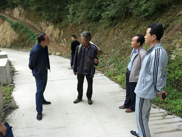 隴運(yùn)集團(tuán)公司黨委書(shū)記、董事長(zhǎng)李寅祥同志深入琵琶鎮(zhèn)寧強(qiáng)村開(kāi)展幫扶工作