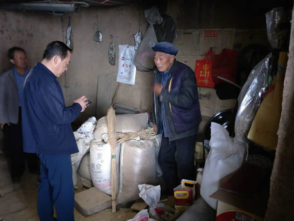 隴運(yùn)集團(tuán)公司黨委書(shū)記、董事長(zhǎng)李寅祥同志深入琵琶鎮(zhèn)寧強(qiáng)村開(kāi)展幫扶工作