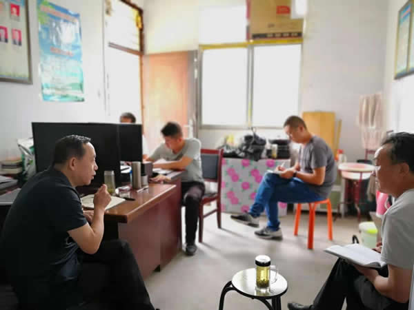 隴運(yùn)集團(tuán)公司黨委書(shū)記、董事長(zhǎng)李寅祥深入琵琶鎮(zhèn)寧強(qiáng)村檢查指導(dǎo)幫扶工作