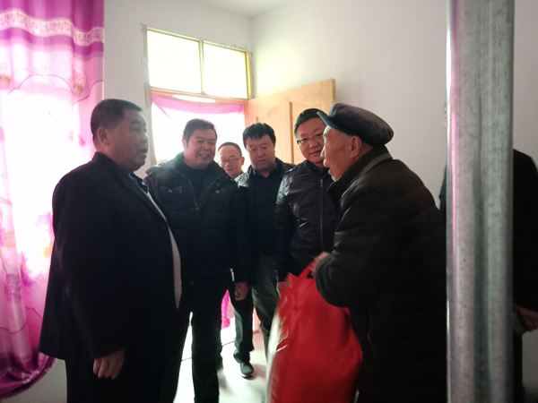 隴運(yùn)集團(tuán)公司開(kāi)展“解難題、辦實(shí)事、送溫暖”主題黨日活動(dòng)