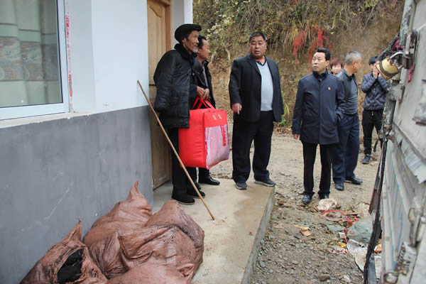 隴運(yùn)集團(tuán)公司開(kāi)展“解難題、辦實(shí)事、送溫暖”主題黨日活動(dòng)