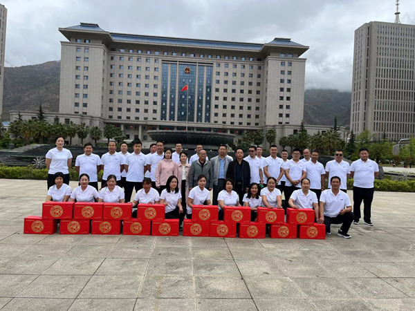 中國(guó)夢(mèng)·勞動(dòng)美--凝心聚魂跟黨走 團(tuán)結(jié)奮斗新征程 隴運(yùn)集團(tuán)公司參加隴南市慶“五一”市直單位職工拔河比賽